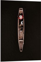 WallClassics - Acrylglas - Bovenaanzicht van Visser in Smal Houten Vissersbootje op Donker Water - 70x105 cm Foto op Acrylglas (Wanddecoratie op Acrylaat)