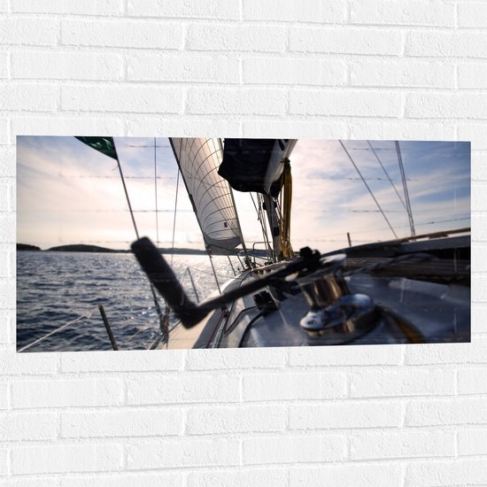 WallClassics - Muursticker - Dek van Witte Boot op de Grote Zee - 100x50 cm Foto op Muursticker