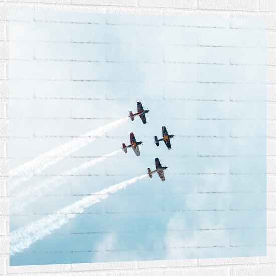 WallClassics - Muursticker - Vier Zweefvliegtuigen met Witte Rook - 100x100 cm Foto op Muursticker
