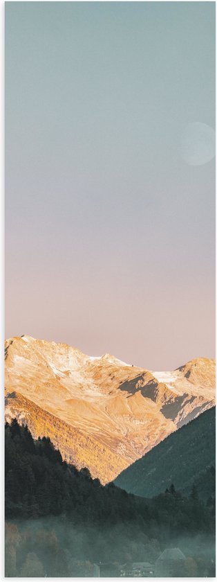 Poster (Mat) - Bomen op Berg onder Blauwe Lucht - 20x60 cm Foto op Posterpapier met een Matte look