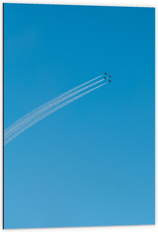 WallClassics - Dibond - Groep van Vier Vliegtuigen met Vliegstrepen - 60x90 cm Foto op Aluminium (Met Ophangsysteem)