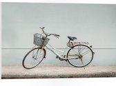 WallClassics - PVC Schuimplaat- Fiets geparkeerd bij Grijze Muur - 75x50 cm Foto op PVC Schuimplaat