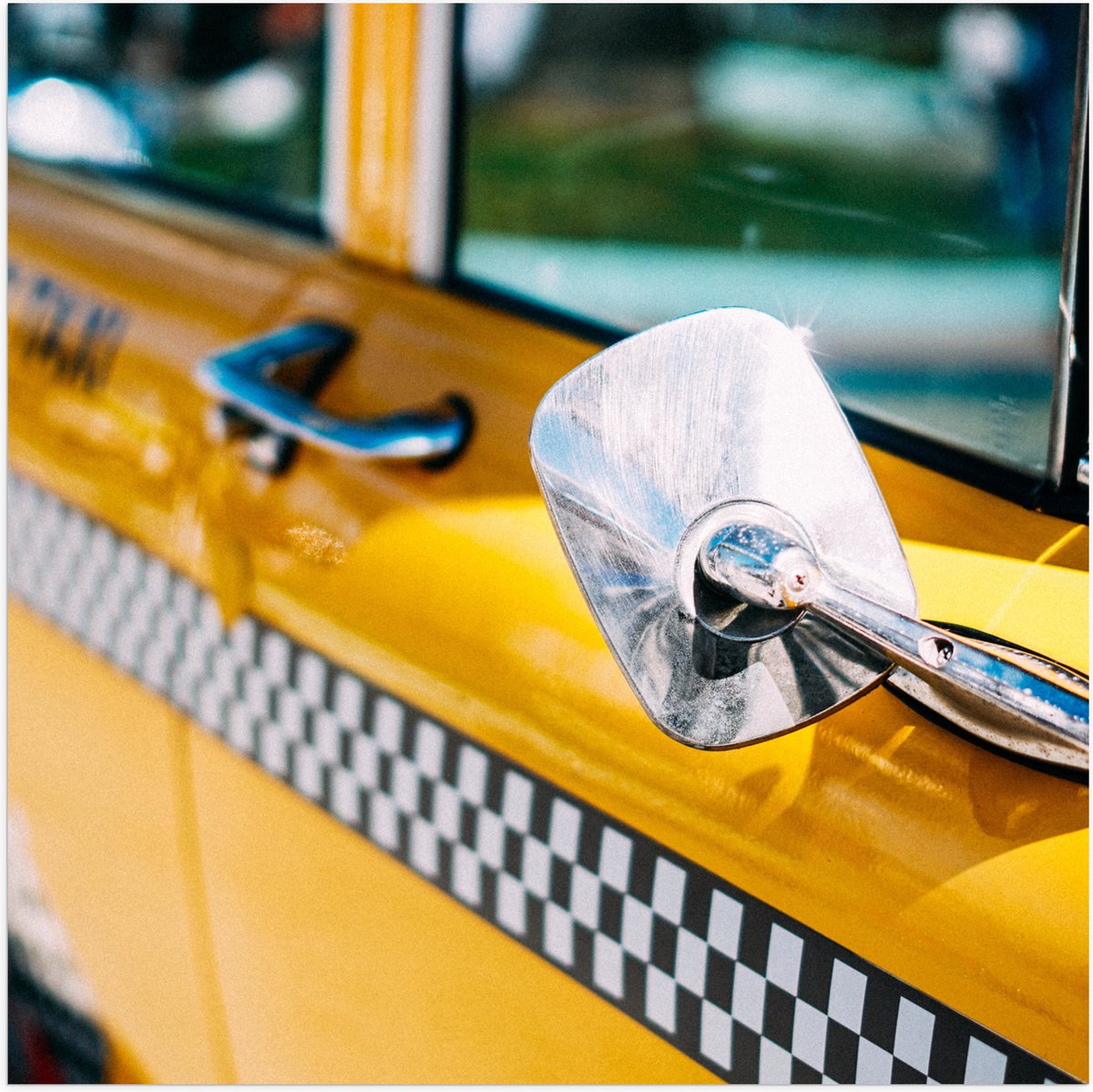 Poster (Mat) - Close-up van Spiegel aan Gele Schoolbus - 80x80 cm Foto op Posterpapier met