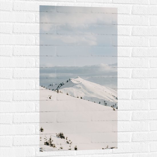 Muursticker - Bergen met Dikke laag Sneeuw onder Dik Wolkenveld - 50x100 cm Foto op Muursticker