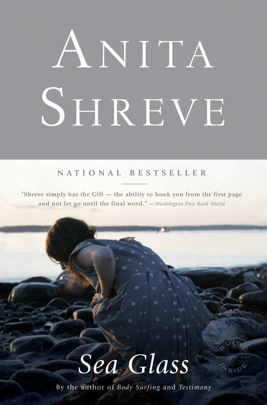 Boek kaft van 'Sea Glass' van Anita Shreve, met een meisje in een jurk op een kiezelstrand.