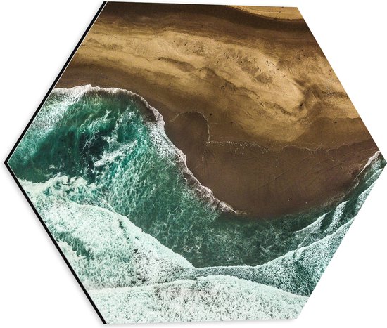 Dibond Hexagon - Bovenaanzicht van Wilde Zee Aanstromend op Donkerkleurig Strand - 40x34.8 cm Foto op Hexagon (Met Ophangsysteem)