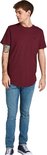 Man met bordeauxrood t-shirt met kleine zwarte logoprint en jeans.