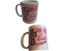 Bedrukte Beker Walk by Faith - Koffie mok - Christelijk - Bijbelse Spreuken - Thee Mug - Bemoedigende Tekst - Verjaardag Geschenk