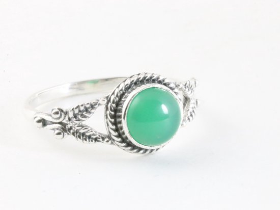Fijne bewerkte zilveren ring met groene onyx - maat 17