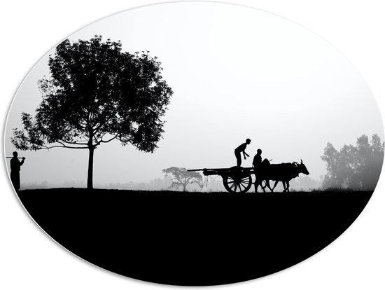 PVC Schuimplaat Ovaal - Silhouet van Familie aan het Werk op het Land met Stier - 108x81 cm Foto op Ovaal (Met Ophangsysteem)