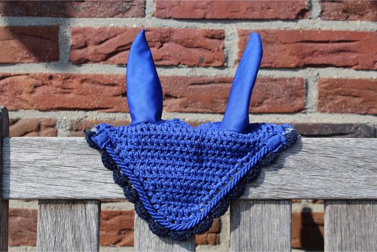 Blauw oornetje met gehaakte rand en zwarte bies.