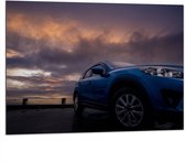 Dibond - Blauwe Auto in Regenbui onder Donkere Bewolking - 100x75 cm Foto op Aluminium (Wanddecoratie van metaal)