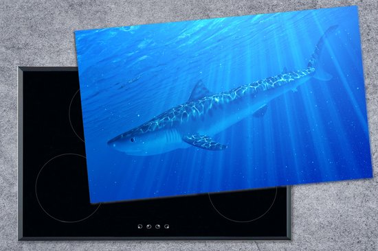 KitchenYeah® Inductie beschermer 85x52 cm - Een illustratie van een tijgerhaai in de zee - Kookplaataccessoires - Afdekplaat voor kookplaat - Inductiebeschermer - Inductiemat - Inductieplaat mat