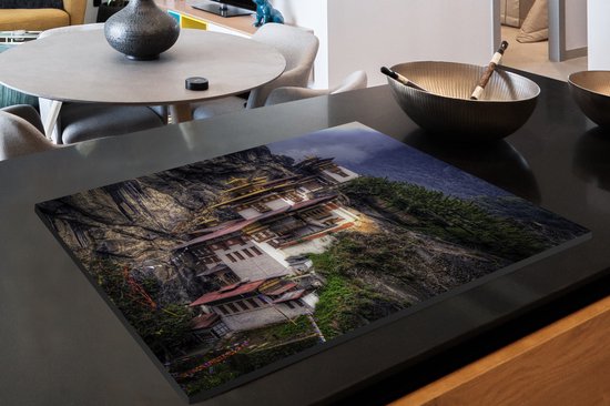 KitchenYeah® Inductie beschermer 80.2x52.2 cm - Boeddhistische tempel op berg in Bhutan - Kookplaataccessoires - Afdekplaat voor kookplaat - Inductiebeschermer - Inductiemat - Inductieplaat mat