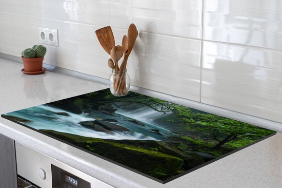 KitchenYeah® Inductie beschermer 81.6x52.7 cm - Helderblauwe wilde rivier en watervallen in het regenwoud van Costa Rica - Kookplaataccessoires - Afdekplaat voor kookplaat - Inductiebeschermer - Inductiemat - Inductieplaat mat