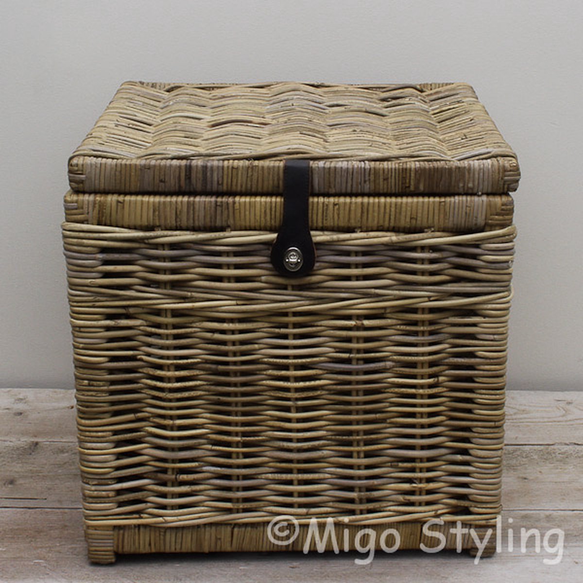 Migo Styling - Opbergmand - Met deksel - Vierkant - lederen sluiting 50x50xH50 - Riet - Rotan - Badkamer