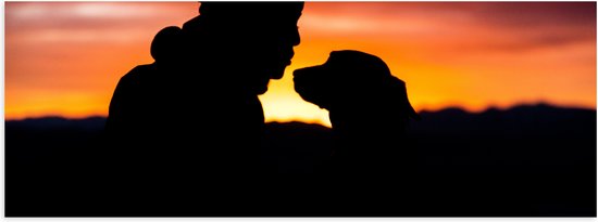 WallClassics - Poster Glanzend – Silhouet van Man met Muts met Zijn Hond - 150x50 cm Foto op Posterpapier met Glanzende Afwerking