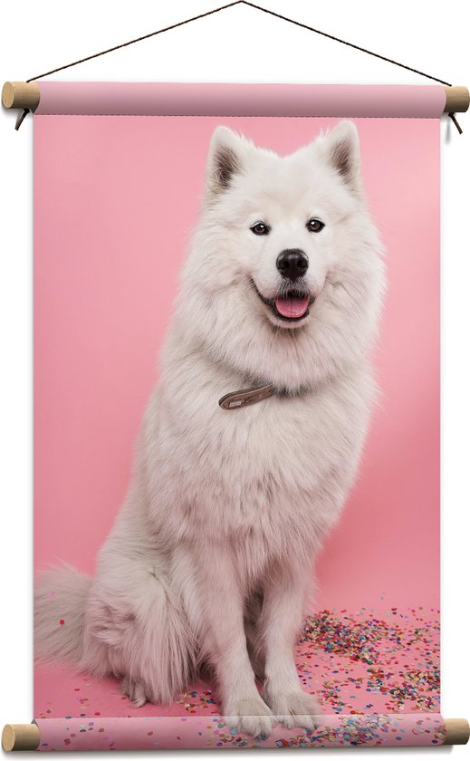 WallClassics - Textielposter - Portret van Witte Hond tegen Roze Achtergrond met Confetti - 40x60 cm Foto op Textiel