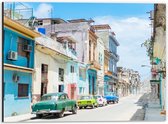 Dibond - Gekleurde Geparkeerde Auto's in Kleurrijke Straat - Cuba - 40x30 cm Foto op Aluminium (Met Ophangsysteem)
