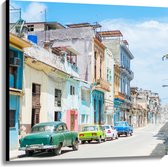 Canvas - Gekleurde Geparkeerde Auto's in Kleurrijke Straat - Cuba - 100x100 cm Foto op Canvas Schilderij (Wanddecoratie op Canvas)