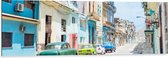 Dibond - Gekleurde Geparkeerde Auto's in Kleurrijke Straat - Cuba - 120x40 cm Foto op Aluminium (Met Ophangsysteem)