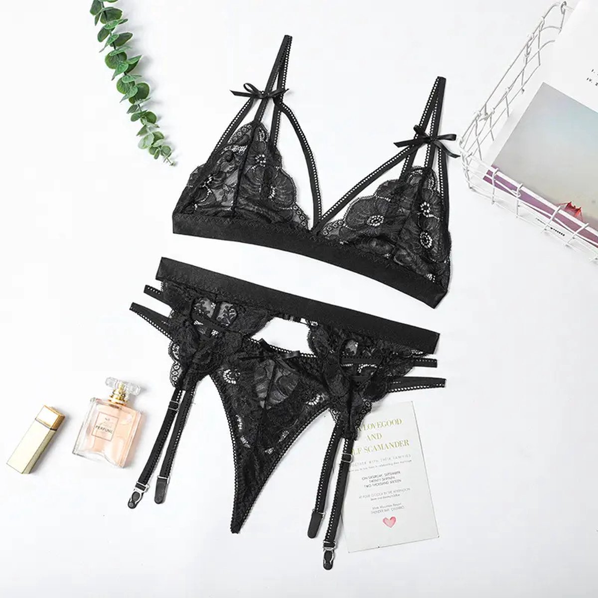 Sexy Lingerie - Vrouwen - 3 delig - Doorschijnend - Top en string en jarretelgordel - Zwart