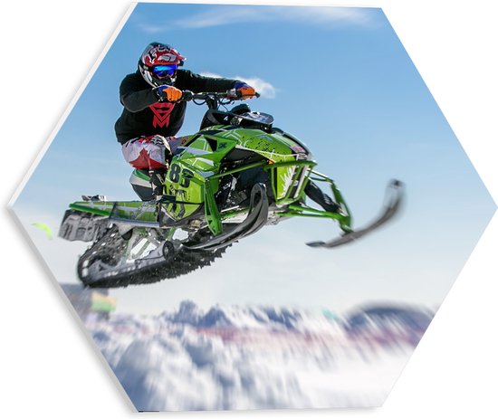 PVC Schuimplaat Hexagon - Stuntman op Vliegende Sneeuwmobiel in Sneeuwlandschap - 30x26.1 cm Foto op Hexagon (Met Ophangsysteem)