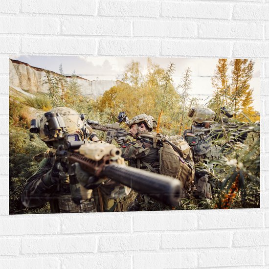 Muursticker - Soldaten in Actie in Groen Landschap met Bergen - 90x60 cm Foto op Muursticker