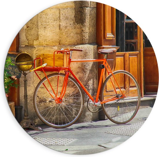 WallClassics - Dibond Muurcirkel - Oranje Fiets voor Café - 90x90 cm Foto op Aluminium Muurcirkel (met ophangsysteem)