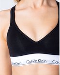 Zwarte Calvin Klein bralette met V-hals en witte tailleband met logo.