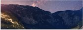Poster Glanzend – Sterrenhemel boven Hoge Bergen bij Dorpje met Water - 90x30 cm Foto op Posterpapier met Glanzende Afwerking