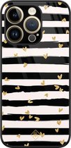 Casimoda® hoesje - Geschikt voor iPhone 14 Pro Max - Hart Streepjes - Luxe Hard Case Zwart - Backcover telefoonhoesje - Zwart