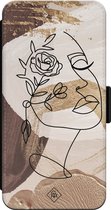 Casimoda® bookcase - Geschikt voor iPhone 14 Pro Max - Hoesje met pasjeshouder - Abstract Gezicht Bruin - Bruin/beige - Kunstleer