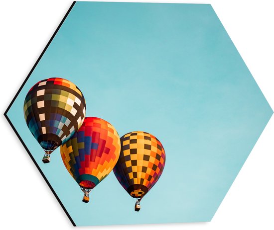 WallClassics - Dibond Hexagon - Gekleurde Luchtballonnen in de Lucht - 30x26.1 cm Foto op Hexagon (Met Ophangsysteem)
