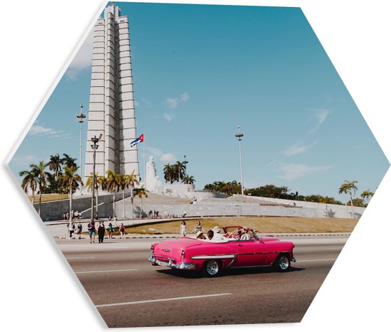 WallClassics - Plaque de Mousse PVC Hexagone - Voiture Rose à l'Immeuble à Cuba - 40x34,8 cm Photo sur Hexagone (Avec Système d'accrochage)