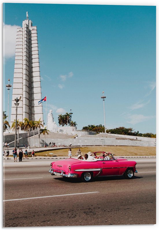 WallClassics - Acrylglas - Roze Auto bij Gebouw in Cuba - 40x60 cm Foto op Acrylglas (Met Ophangsysteem)