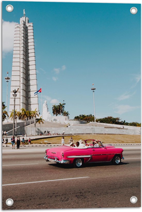 WallClassics - Tuinposter – Roze Auto bij Gebouw in Cuba - 40x60 cm Foto op Tuinposter (wanddecoratie voor buiten en binnen)