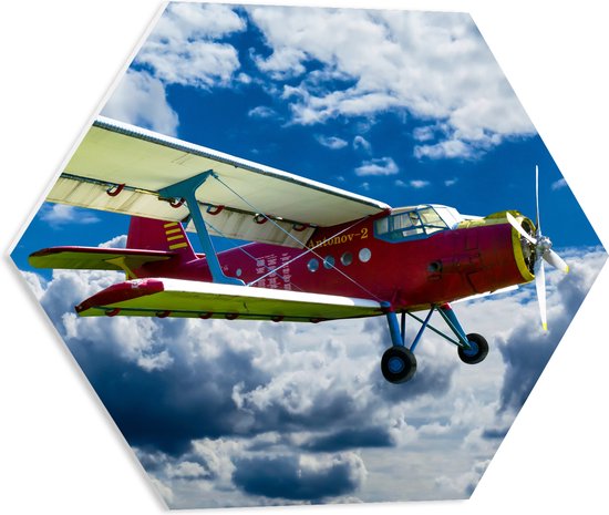 WallClassics - PVC Schuimplaat Hexagon - Rode Zweefvliegtuig in de Lucht - 50x43.5 cm Foto op Hexagon (Met Ophangsysteem)