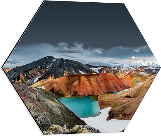 Dibond Hexagon - Water in Landschap met Bergen in Verschillende Kleuren - 50x43.5 cm Foto op Hexagon (Met Ophangsysteem)