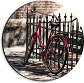 WallClassics - Dibond Muurcirkel - Rode fiets voor groen Hek - 20x20 cm Foto op Aluminium Muurcirkel (met ophangsysteem)