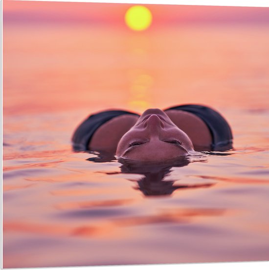 PVC Schuimplaat- Vrouw met Rondingen in Zeewater tijdens Avondzon - 80x80 cm Foto op PVC Schuimplaat