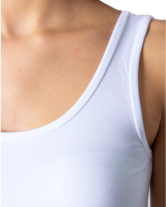 Close-up van de witte, nauwsluitende tanktop met spaghettibandjes.