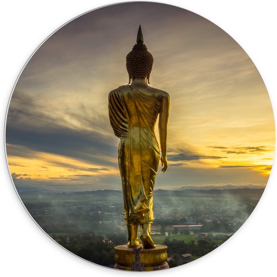 PVC Schuimplaat Muurcirkel - Gouden Buddha op Standaard met Uitzicht op Landschap - 70x70 cm Foto op Muurcirkel (met ophangsysteem)