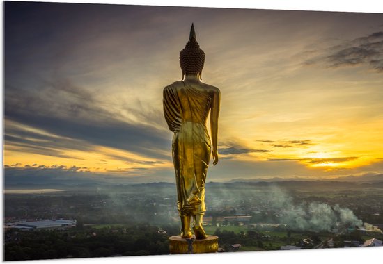 Acrylglas - Gouden Buddha op Standaard met Uitzicht op Landschap - 150x100 cm Foto op Acrylglas (Met Ophangsysteem)