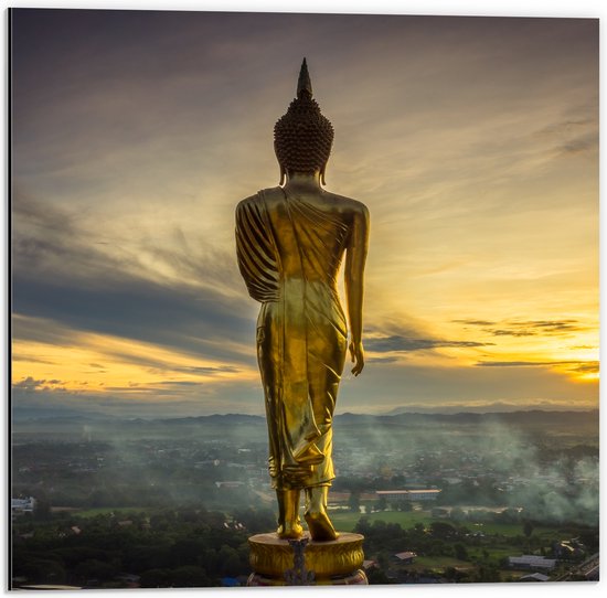 Dibond - Gouden Buddha op Standaard met Uitzicht op Landschap - 50x50 cm Foto op Aluminium (Wanddecoratie van metaal)
