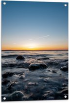 WallClassics - Tuinposter – Zonsondergang bij Zee vol Rotsen - 60x90 cm Foto op Tuinposter (wanddecoratie voor buiten en binnen)