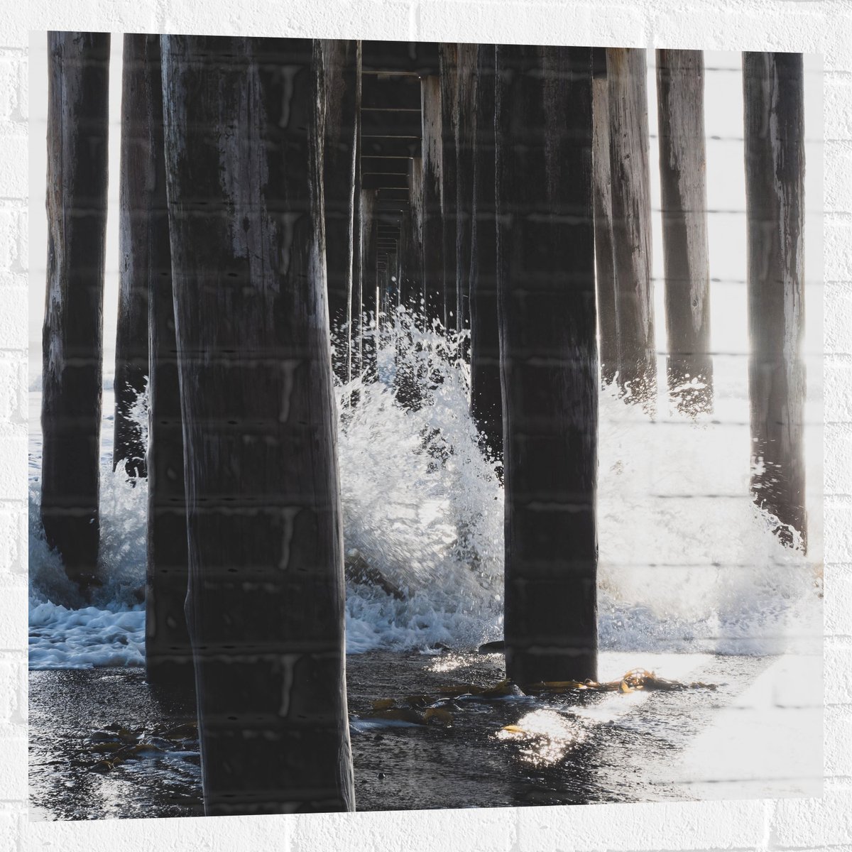 Muursticker - Water klots4end tegen Houten Palen in de Zee - 80x80 cm Foto op Muursticker