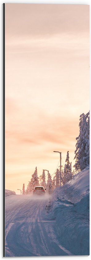 WallClassics - Dibond - Auto rijdend door Sneeuwgebied - 20x60 cm Foto op Aluminium (Wanddecoratie van metaal)