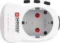 Witte SKROSS reisadapter met 'K SKROSS ADAPT TO THE WORLD' logo en '7A - Max. 1680W - 240V' tekst.