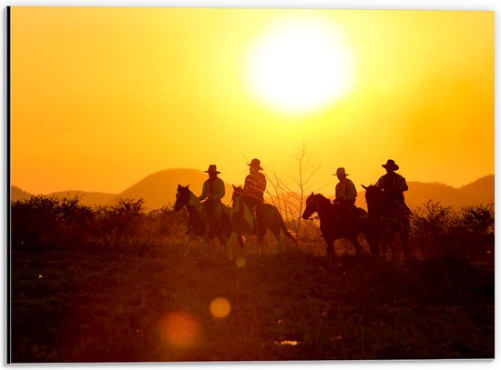 Dibond - Groepje Cowboys op Paarden Rijdend door Landschap bij de Ondergaande Zon - 40x30 cm Foto op Aluminium (Met Ophangsysteem)